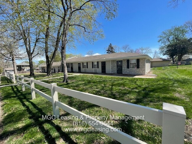 Building Photo - Le Grand Apartments - Ask about our June Move-In Specials! Unit 309-7 SE Grand Ave