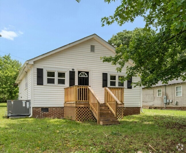 Building Photo - 901 Skyland St Rental