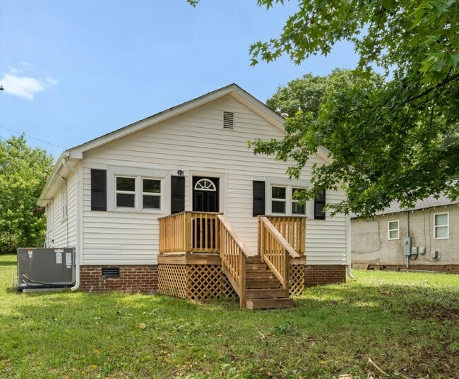 Photo - 901 Skyland St House