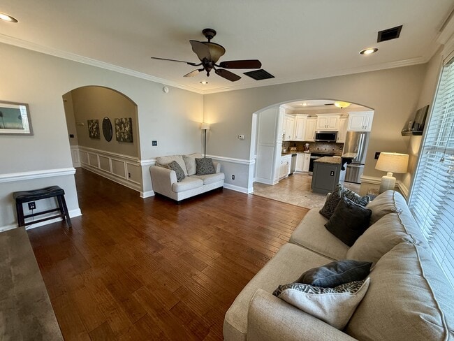 633 Dunrobin Ln