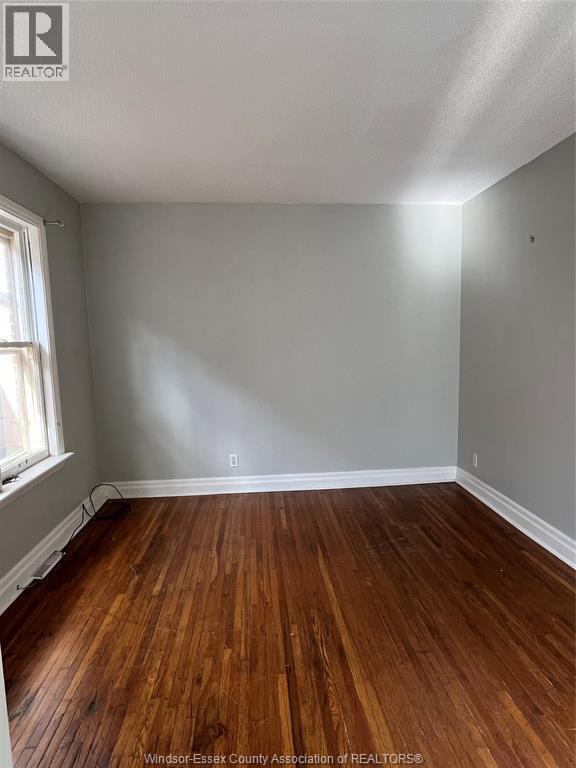 Photo - 719 Erie St E