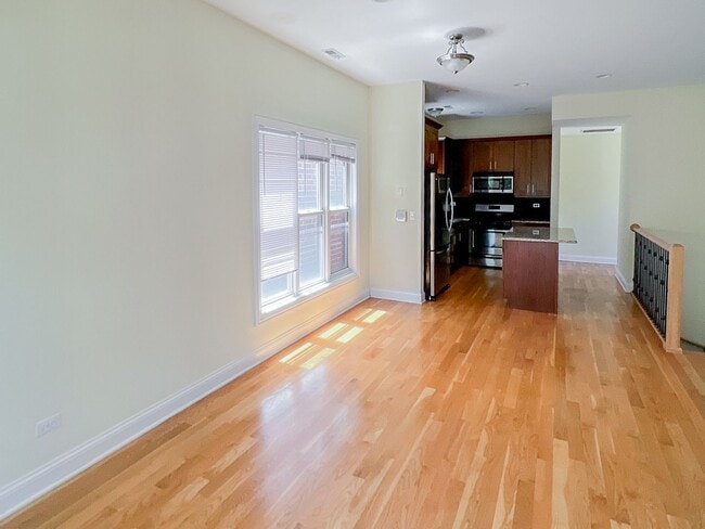 Building Photo - 2328 N Greenview Ave Unit 2328-3