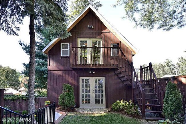 Building Photo - 3707 Lawrence Ave Unit Cottage