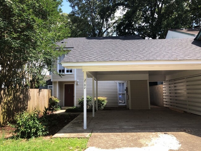 Building Photo - Large Townhome