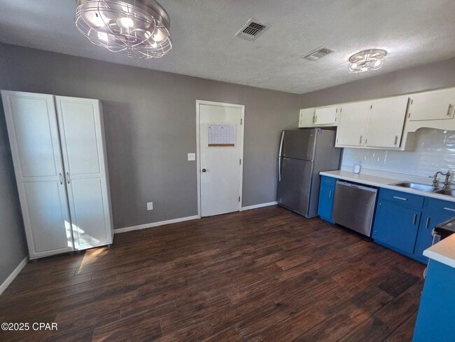 Photo - 209 S Maryella Ave