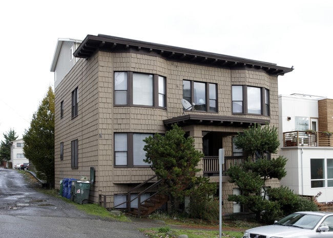Building Photo - Quiet and Charming Tudor in Cap Hill! Rental