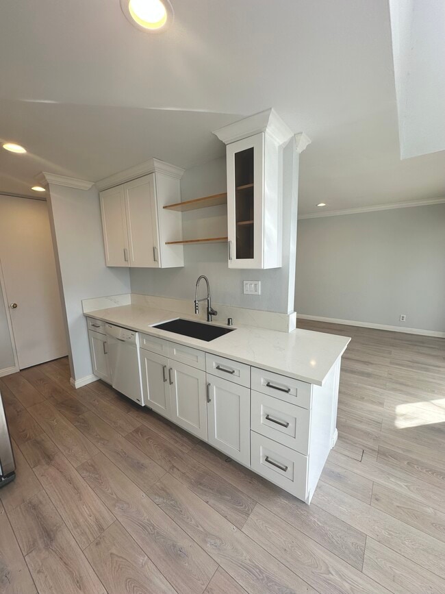 Photo - 6050 Canterbury Dr Unidad F305
