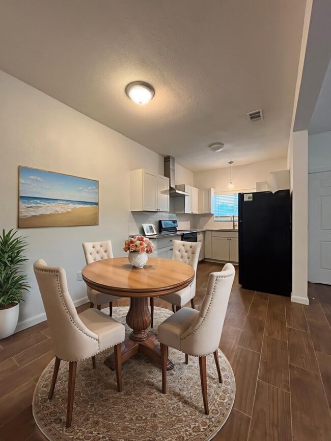 Photo - 9834 Pelsey St