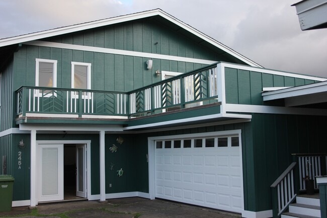 Building Photo - Part of a 2-unit CPR. 4 bedroom 3.5 bath with attached garage. Approx 1961 sf