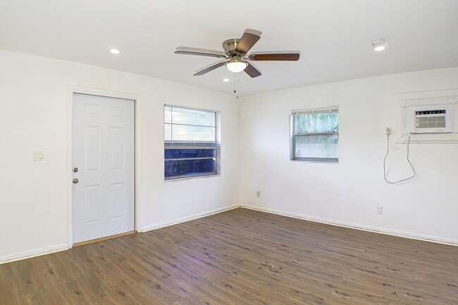 Photo - 19091/19095 Holly Road Unidad 19091 Holly Road