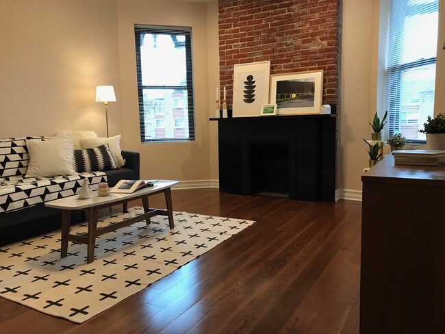 Spacious living room - 5960 Alder St Unit Apt 2