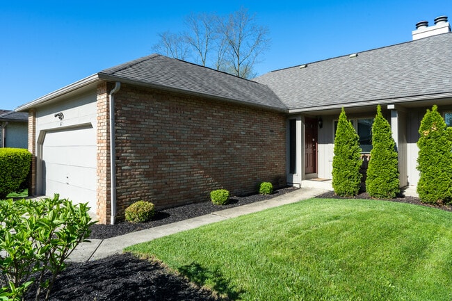 Lado izquierdo del dúplex - 67 Groton Dr