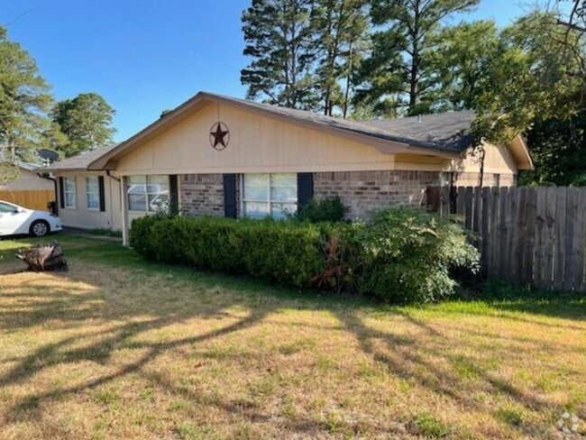 Building Photo - 10556 Rolling Pines Dr Rental