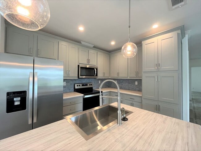 Photo - 5680 Woodford St