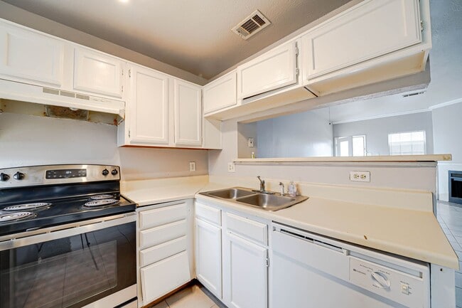 Photo - 2b1.5 b Condo in Garland, Water included Unit I3