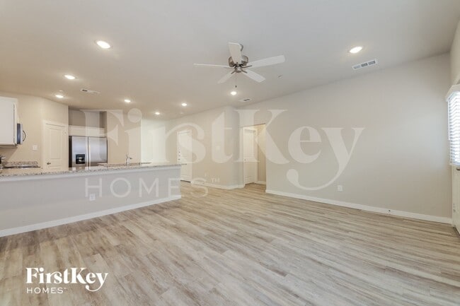 Photo - 607 Sophia Wy