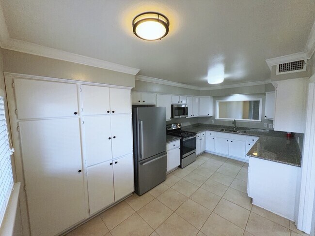 Building Photo - 2210 Dorrington St Unit 306