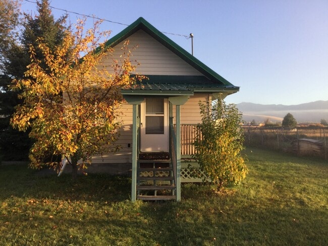Building Photo - Studio Home Knotty Pine Cottage