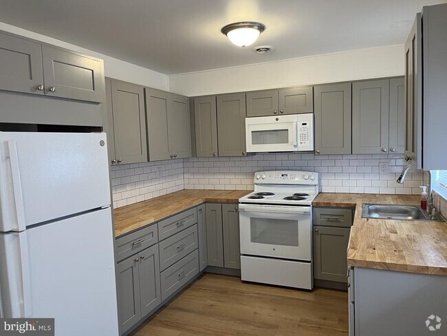 Building Photo - 134 Buckingham Dr Rental