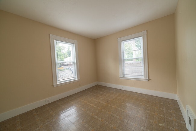 Bedroom 2 - 21 Granville Ave Unit Apt 2