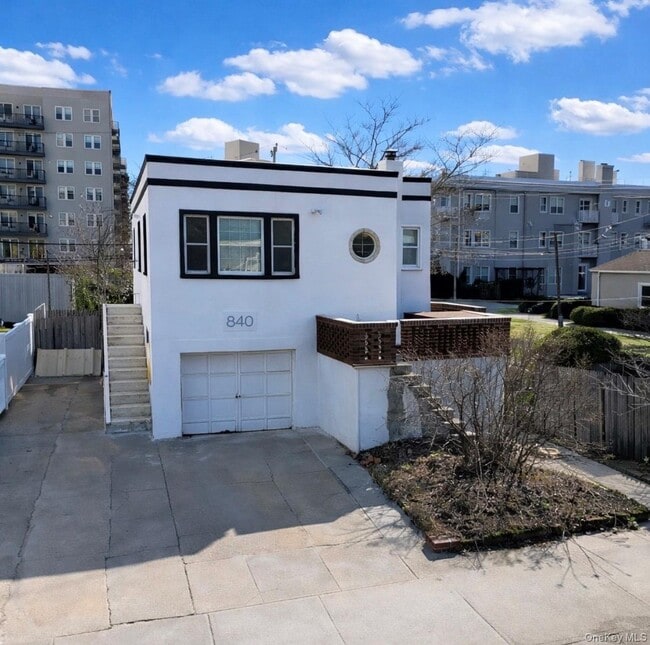 Building Photo - 840 E Broadway Unit upper