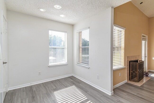 Photo - 2011 Spenwick Dr Unit True