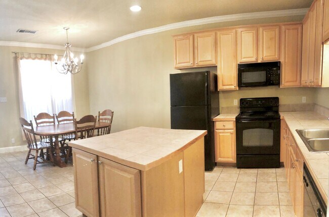 Photo - 3 Bedroom Townhouse Available now  in a de...