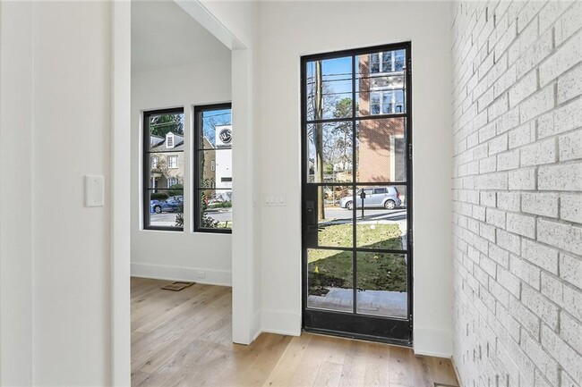 Photo - 2985 Lookout Pl NE