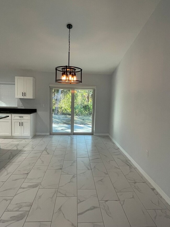 Photo - **SHOWS LIKE NEW!**