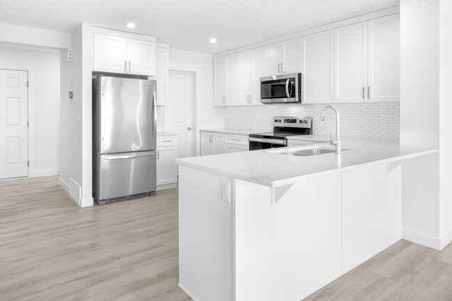 Photo - 1441 Cherniak Way SW