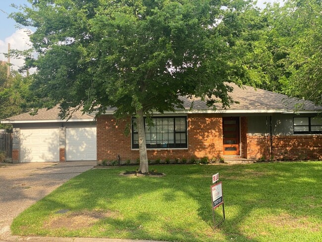 Building Photo - 8327 Lorrie Dr Rental