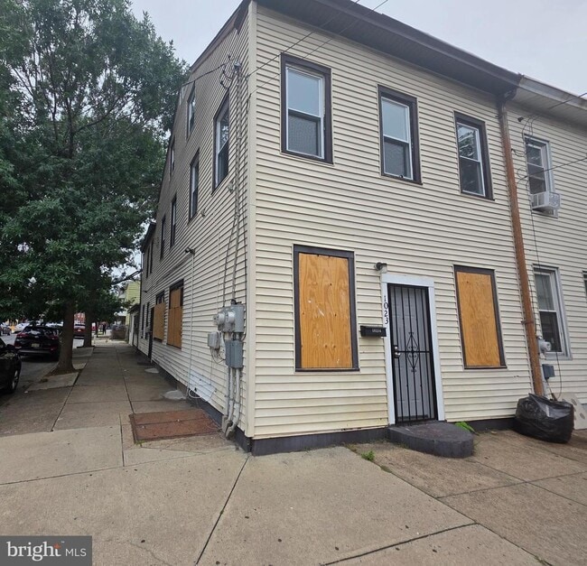 Building Photo - 1023 Chestnut Ave Unit A Rental