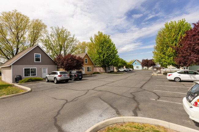 Cottage Grove - 1913 N Chestnut St