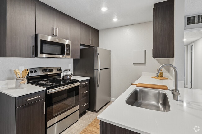 2BR, 2BA - 962SF - Kitchen