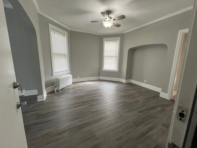 Building Photo - 4718 N Laramie Ave Unit 2