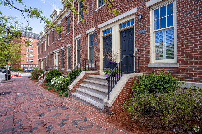 35 Warren Street se encuentra en Boston, MA. - Warren Green Townhomes