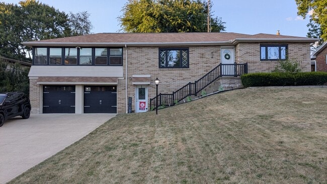 Building Photo - Welcome to this gem located in the heart o...