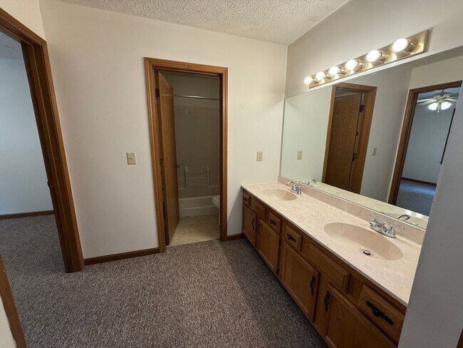 Leslie Manor Apartments