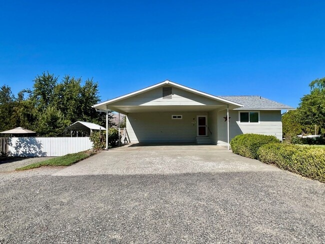 Spacious 3 bed/2 bath home with RV/Boat pa... - Spacious 3 bed/2 bath home with RV/Boat pa...