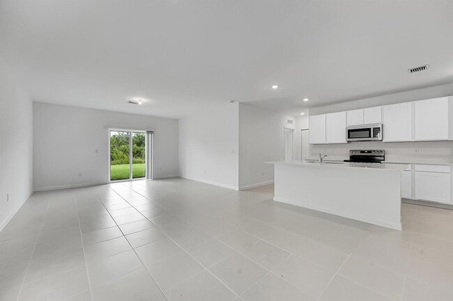 Photo - 662 Carlyle Wy