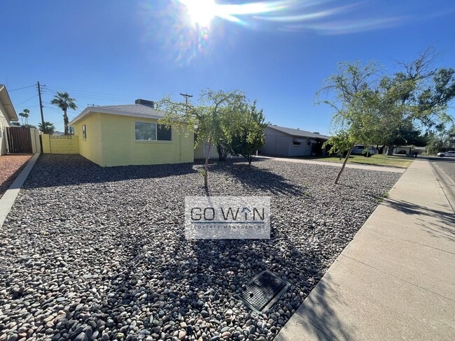 Building Photo - 4 Bed/ 2 Bath - House With Backyard!