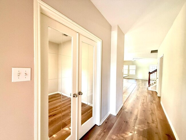 Photo - 107 W Spindle Tree Cir