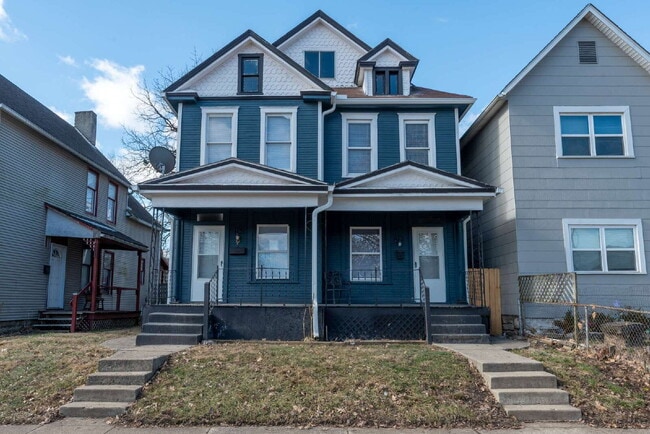 Building Photo - "Beautiful 3-Bedroom, 2-Full Bath Duplex Featuring Hardwood Floors and a Fenced Yard!" Unit # 113