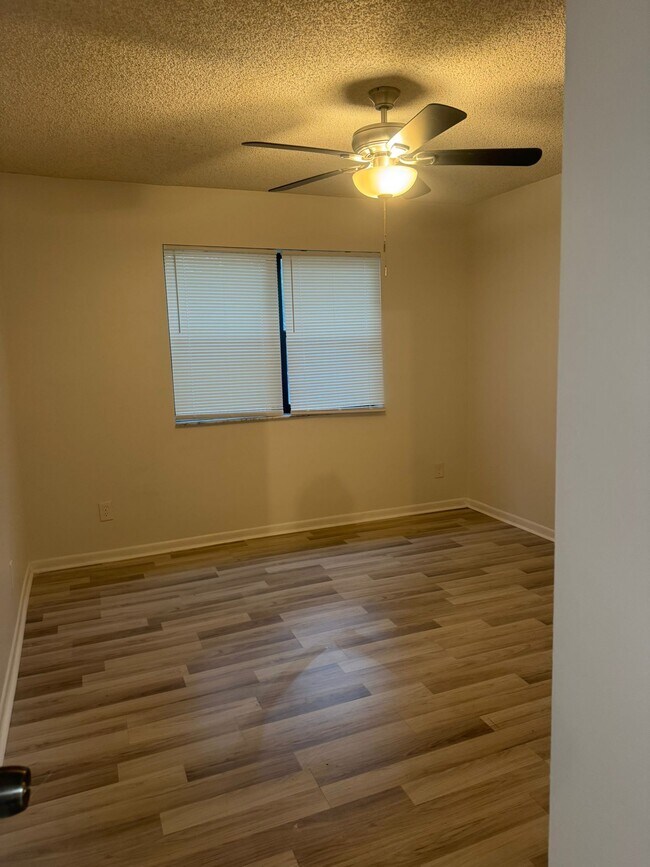 Photo - 560 S Park Rd