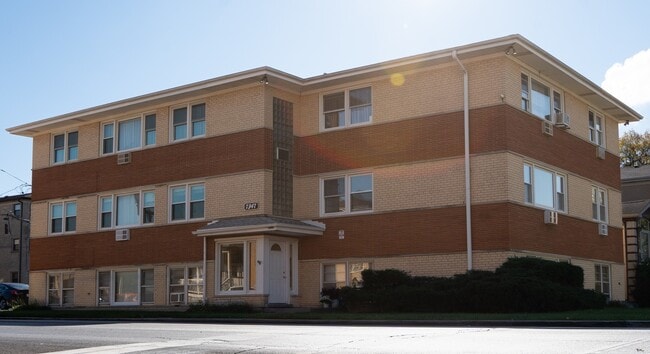 Building Photo - 7347 W Diversey Ave Unit 3