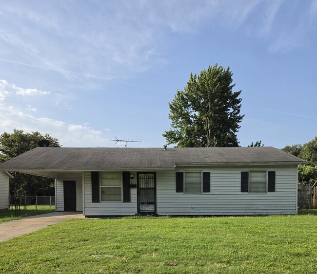 Building Photo - "Charming 3-Bedroom Retreat in Blytheville – Cozy 884 Sq Ft Home on Mayfair Lane!"