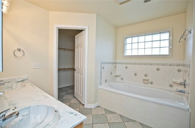 Photo - 402 NE Shasta Ct