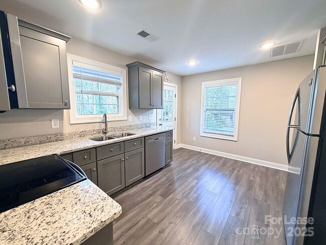 Photo - 921 Pineridge St SE Casa