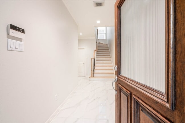 Photo - 643 Hartman St