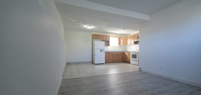 Building Photo - 145 Centre St Unit B